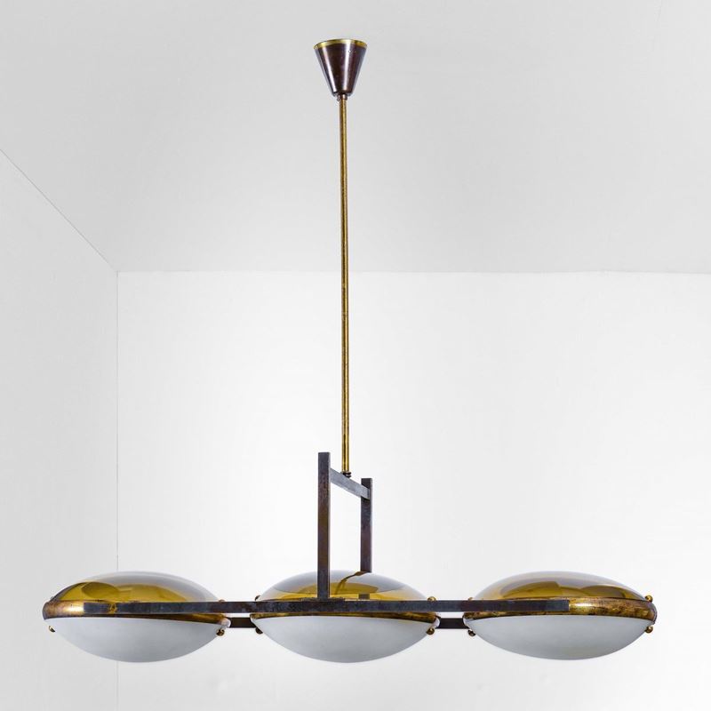 Lampada a sospensione con struttura in ottone e metallo laccato, diffusori in vetro opalino.  - Auction Design - Cambi Casa d'Aste