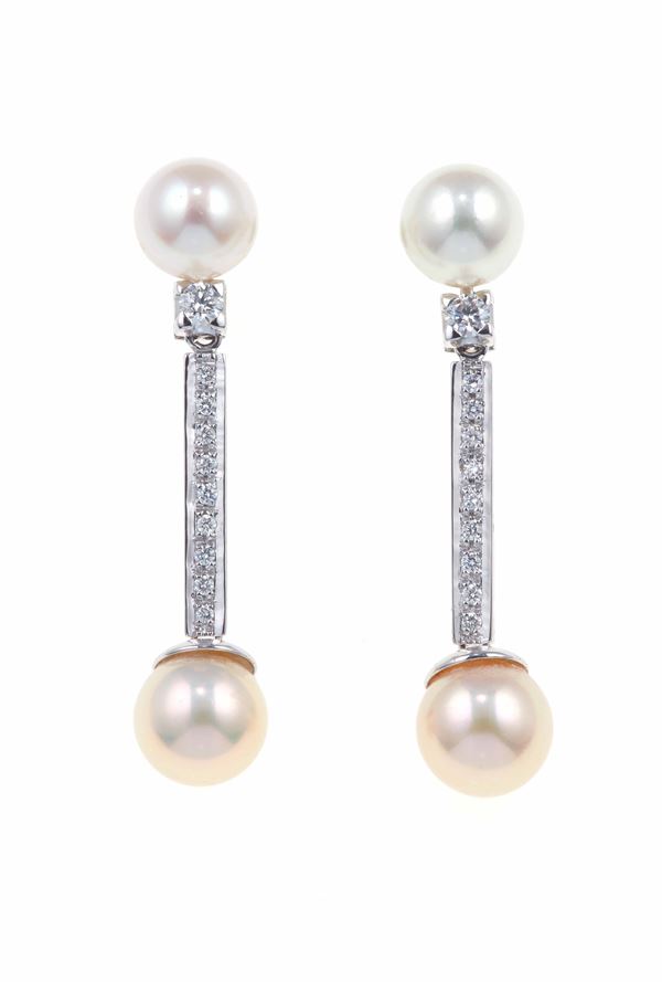 Orecchini pendenti con perle coltivate e diamanti