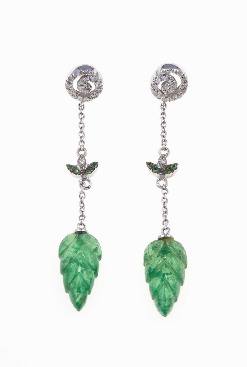Orecchini pendenti con tsavorite incisa con piccoli diamanti taglio brillante e tsavoriti  - Auction Spring Jewels - I - Cambi Casa d'Aste