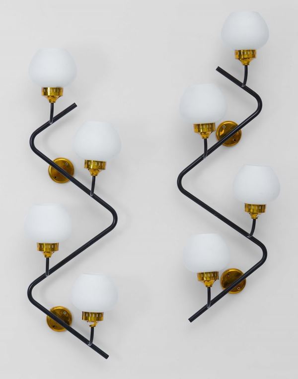 Coppia di lampade a parete con struttura in metallo laccato, particolari in ottone e diffusori in vetro opalino.
