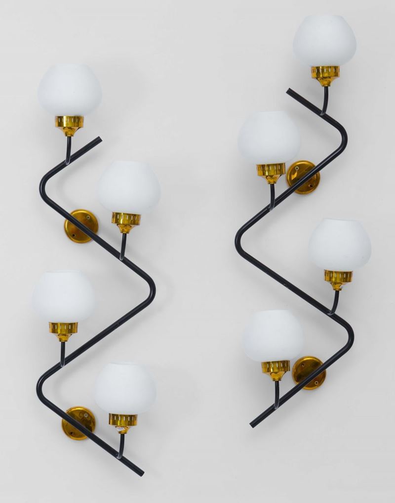 Coppia di lampade a parete con struttura in metallo laccato, particolari in ottone e diffusori in vetro opalino.  - Auction Design - Cambi Casa d'Aste