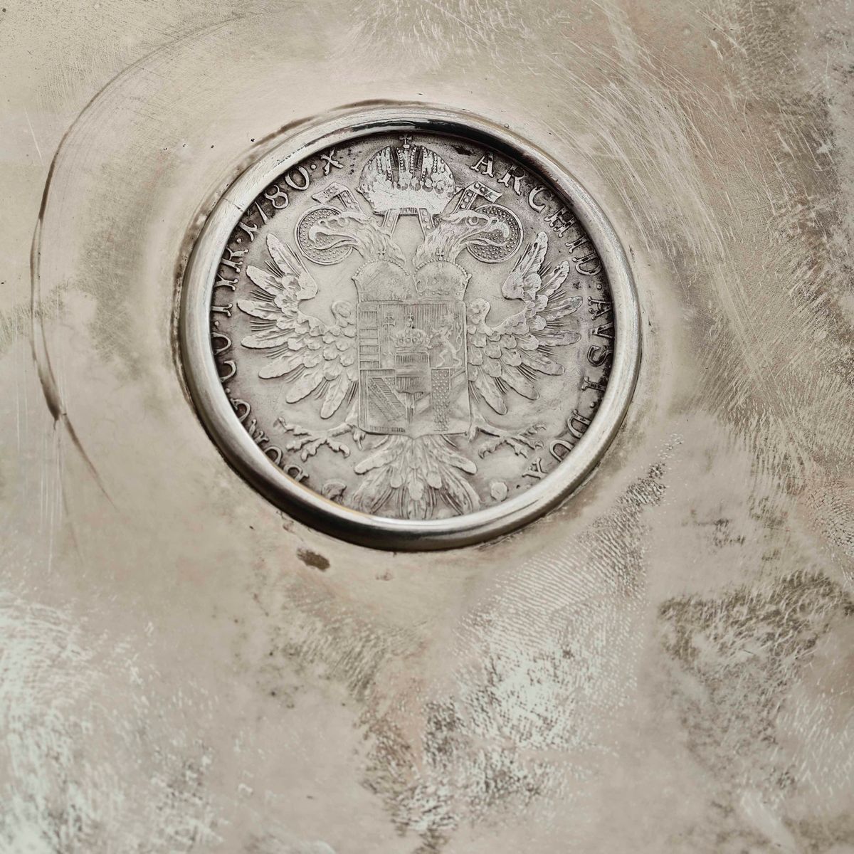 Coppia di Vassoi, Maison Bulgari, Roma 1977 Argento 925 Sagomato e Dorato al Centro Incastonato T...
