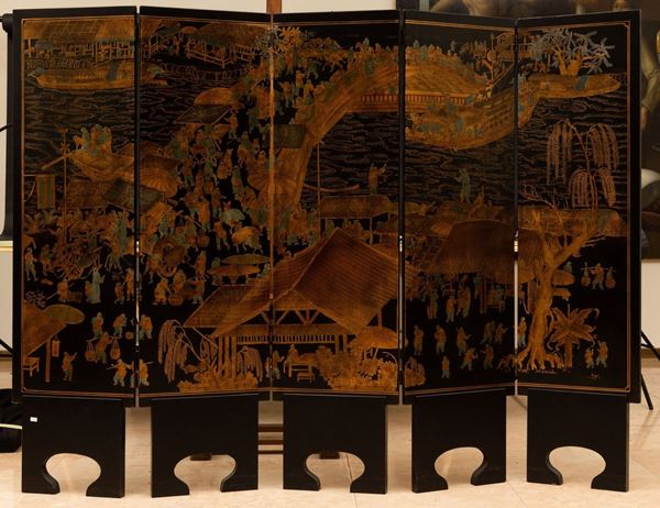 Paravento a cinque ante in legno laccato con raffigurazione di vita comune lumeggiata in color oro, Cina, inizi XX secolo