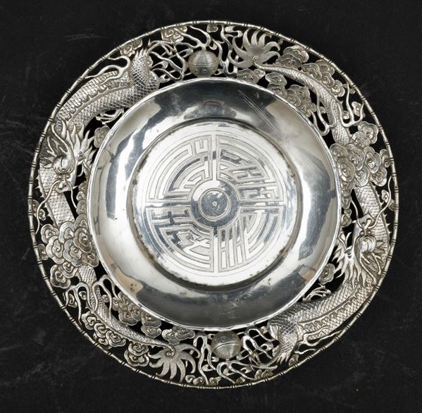 Piatto in argento con decoro di draghi a traforo e simboli taoisti, Cina, Dinastia Qing, XIX secolo