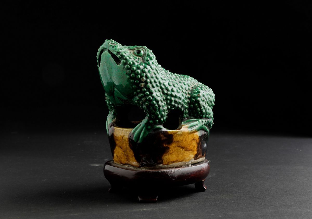 Figura di Rana in Porcellana Smaltata, Cina, Dinastia Qing, Epoca Kangxi (1662-1722)