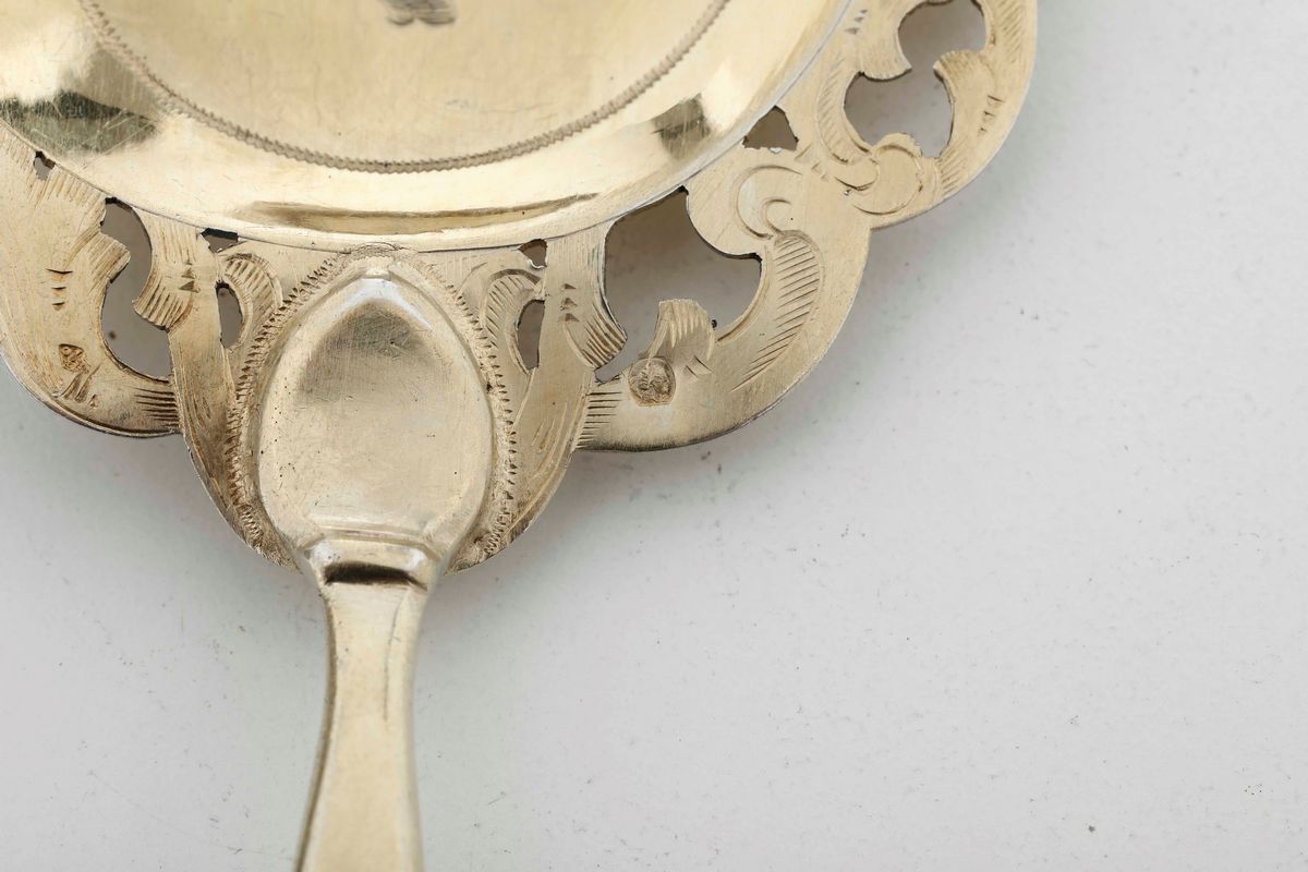 Insieme di Colino, Spargizucchero, Due Palette da Dolce Traforate e un Mestolo in Argento. Varie ...