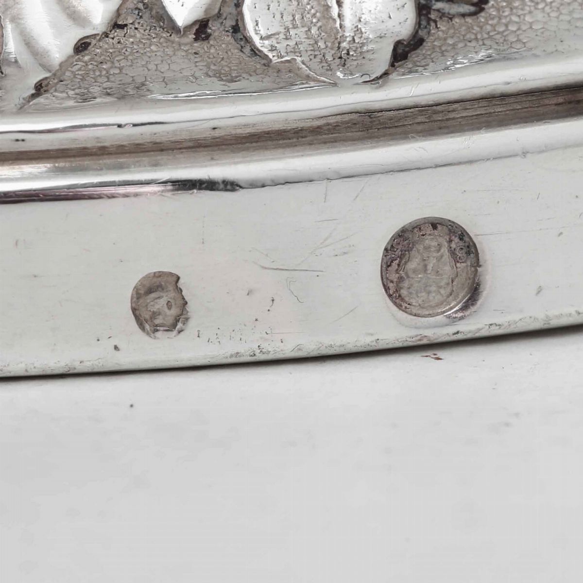Versatoio Argento Primo Titolo Fuso, Sbalzato e Cesellato Parigi XVIII-XIX Secolo, (marchio di Ga...