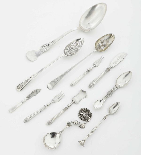 Insieme di posate piccole da portata in argento. Manifatture europee del XIX-XX secolo
