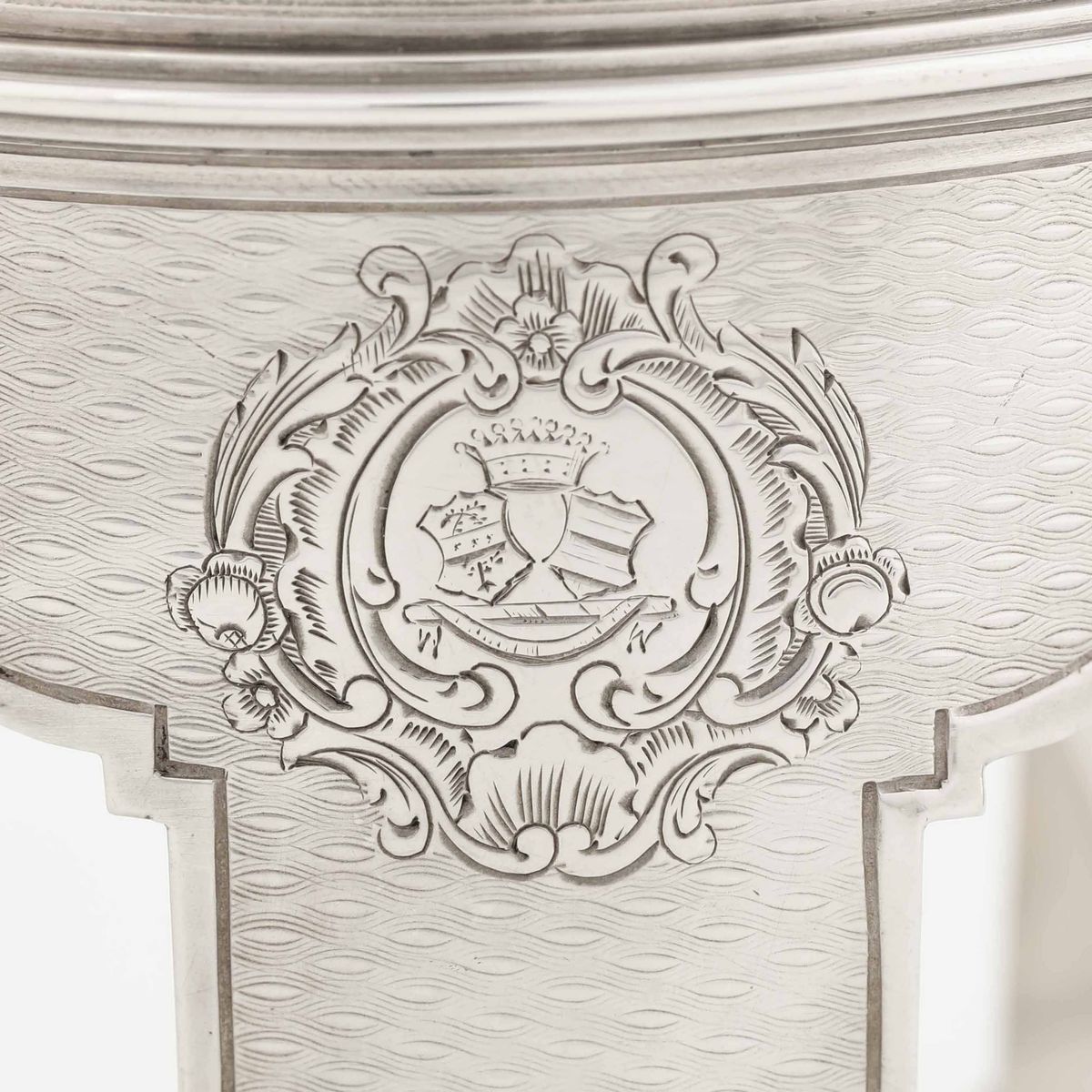 Elegante Bollitore da Viaggio Argento Primo Titolo Fuso, Sbalzato e Cesellato Francia XIX Secolo,...
