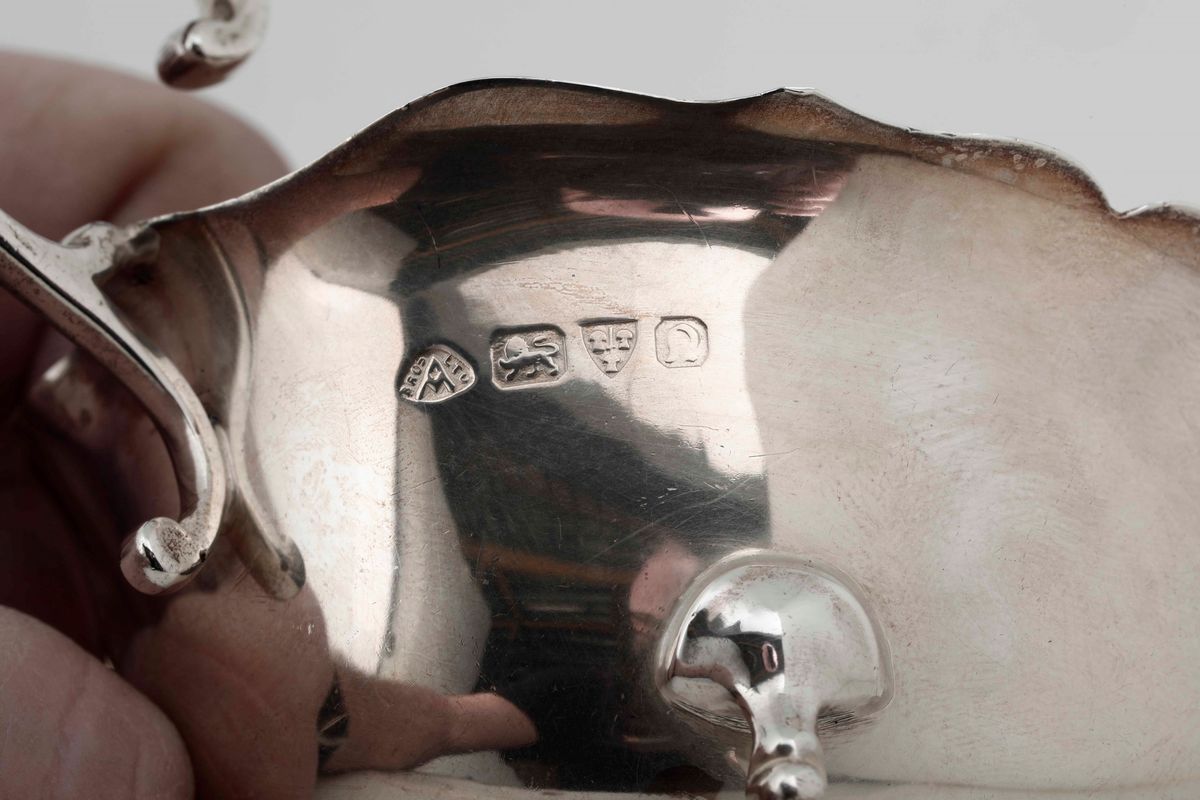 Salsiera e Coppia di Saliere in Argento. Inghilterra XX Secolo