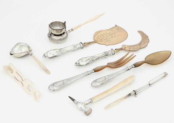 Insieme di posate e utensili da cucina in argento e altri materiali. Varie manifatture del XX secolo