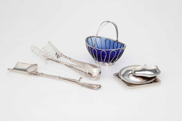 Insieme di pinze, cestino con vetro blu, tre piattini, paletta da dolce in argento. Differenti manifatture europee del XX secolo