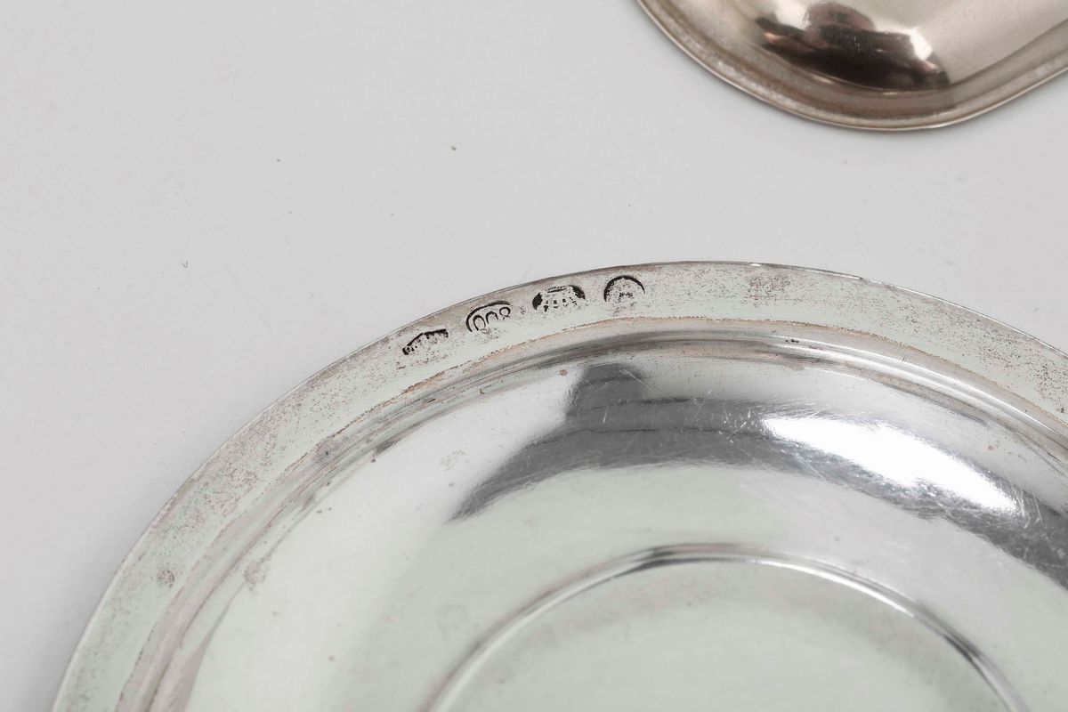 Insieme di Pinze, Cestino con Vetro Blu, Tre Piattini, Paletta da Dolce in Argento. Differenti Ma...