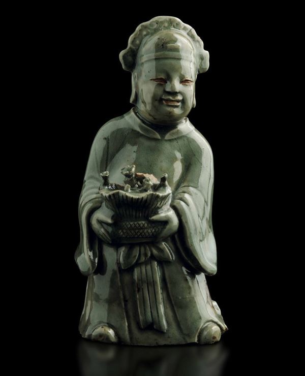 Personaggio con cesto di fiori in porcellana Longquan color Celadon, Cina, Dinastia Qing, epoca Kangxi (1662-1722)