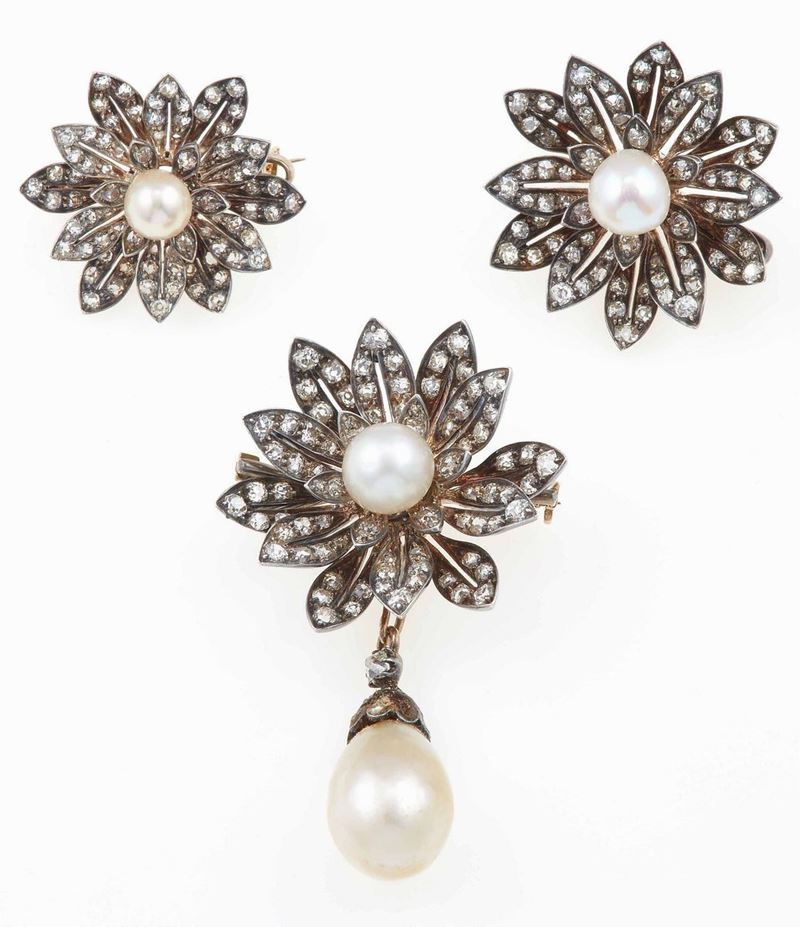 Parure con perle naturali, composta da tre spille di cui una con pendente di perla a goccia  - Asta Fine Jewels - III - Cambi Casa d'Aste