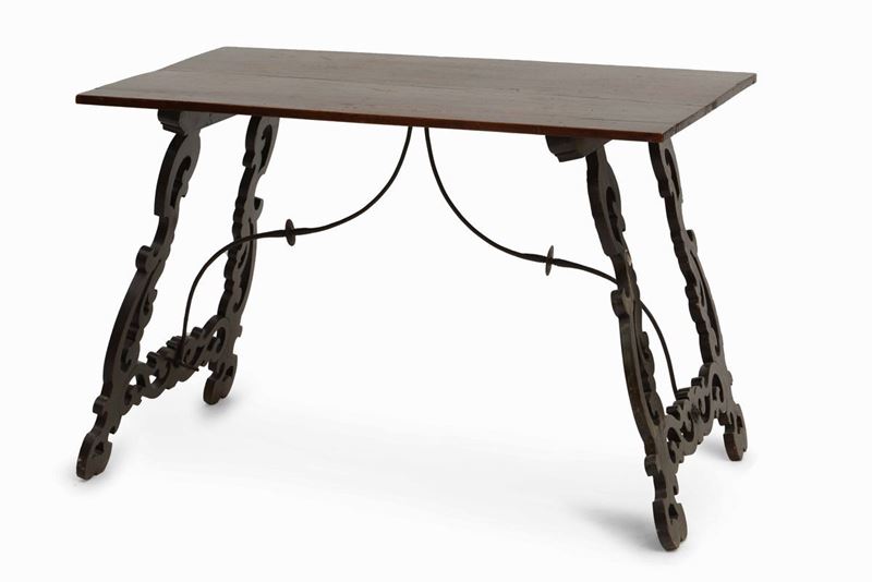 Tavolo in noce con gambe a lira, XIX secolo  - Auction A Lombard Property | Cambi Time - Cambi Casa d'Aste
