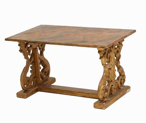 Tavolino da salotto in legno dorato con piano in legno marmorizzato