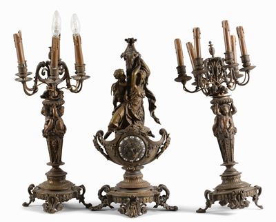 Trittico da Camino in Bronzo Brunito Composta da Due Candelabri e un Orologio con Figura Femminil...