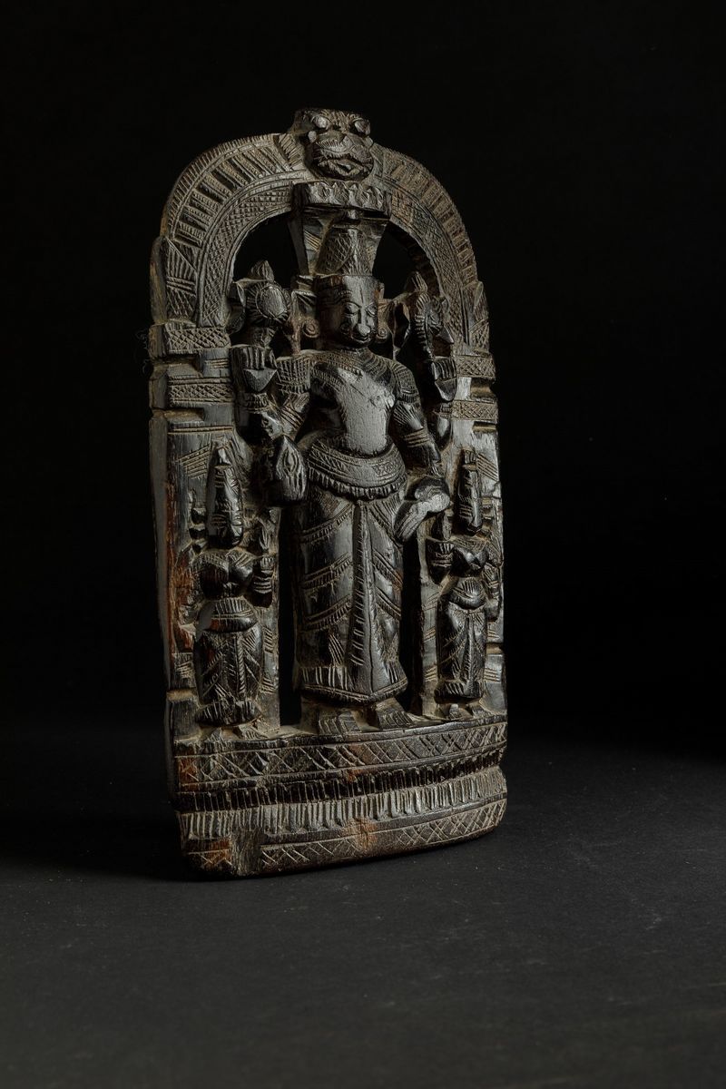 Stele in Legno Raffigurante Divinità con Accoliti, India, XIX Secolo