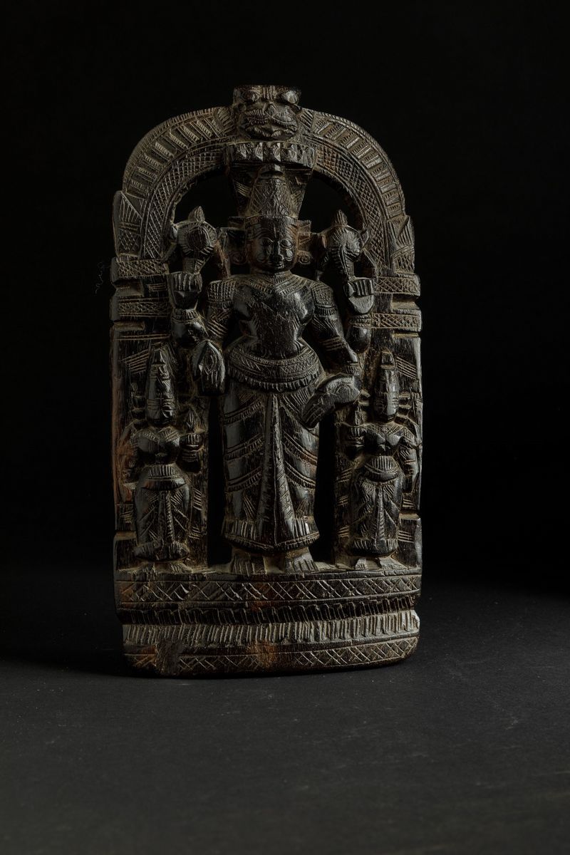 Stele in Legno Raffigurante Divinità con Accoliti, India, XIX Secolo