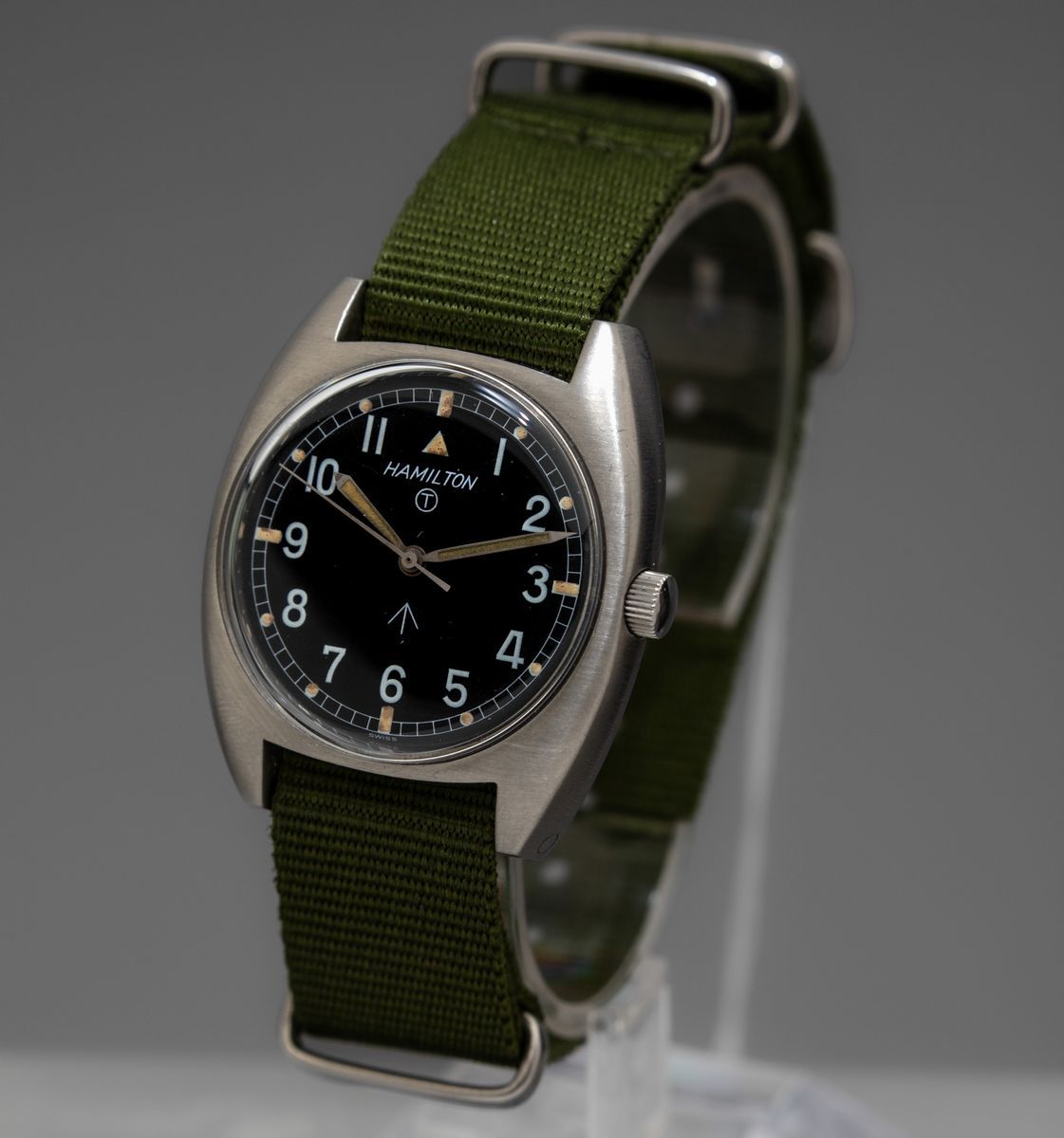 Hamilton - W10 Orologio Militare con Cassa Tonneau Monoblocco D'acciaio e Barrette Fisse