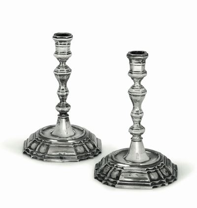 Coppia di Candelieri. Argento Fuso e Sbalzato. Argenteria della Seconda Metà del XVIII Secolo
