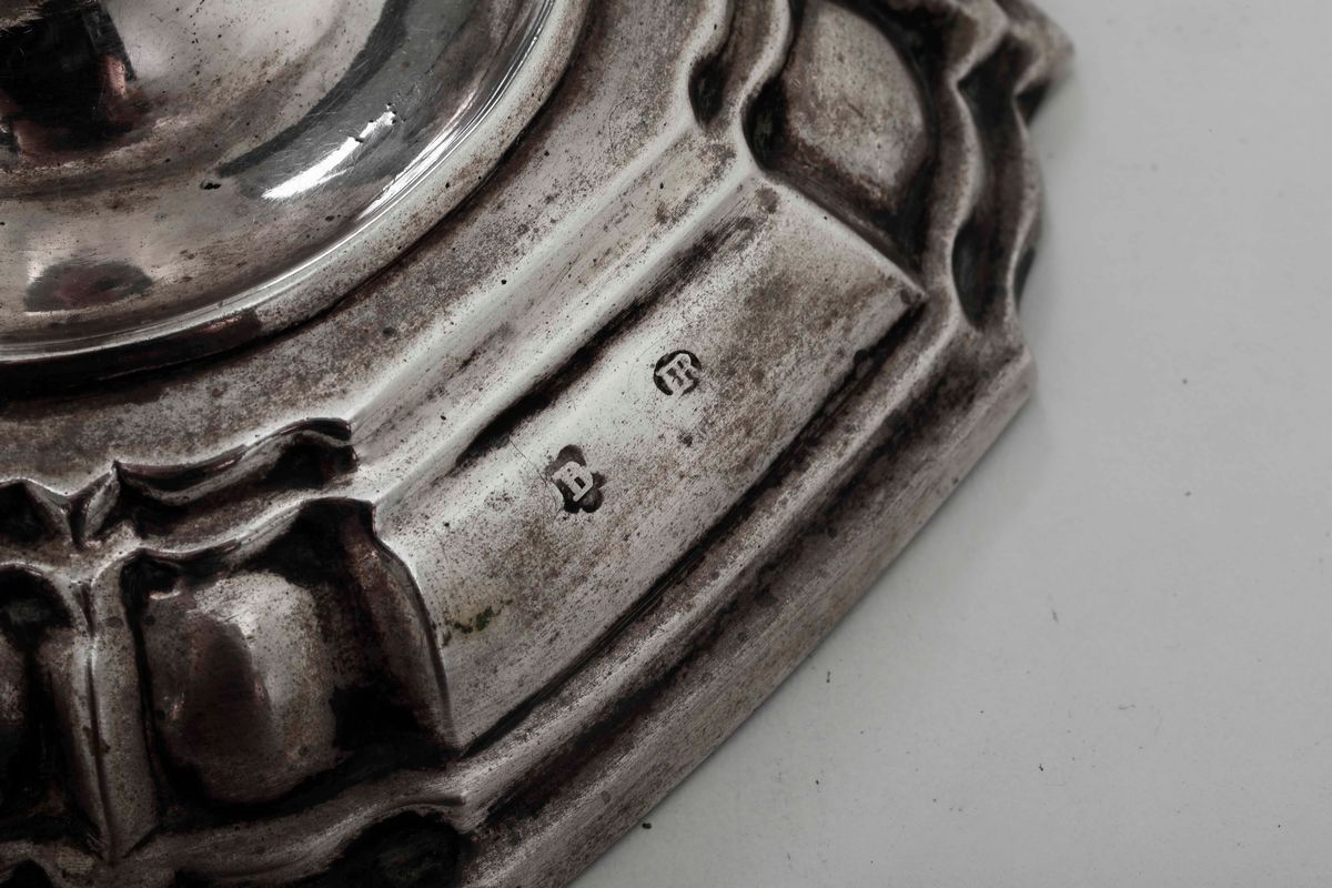 Coppia di Candelieri. Argento Fuso e Sbalzato. Argenteria della Seconda Metà del XVIII Secolo