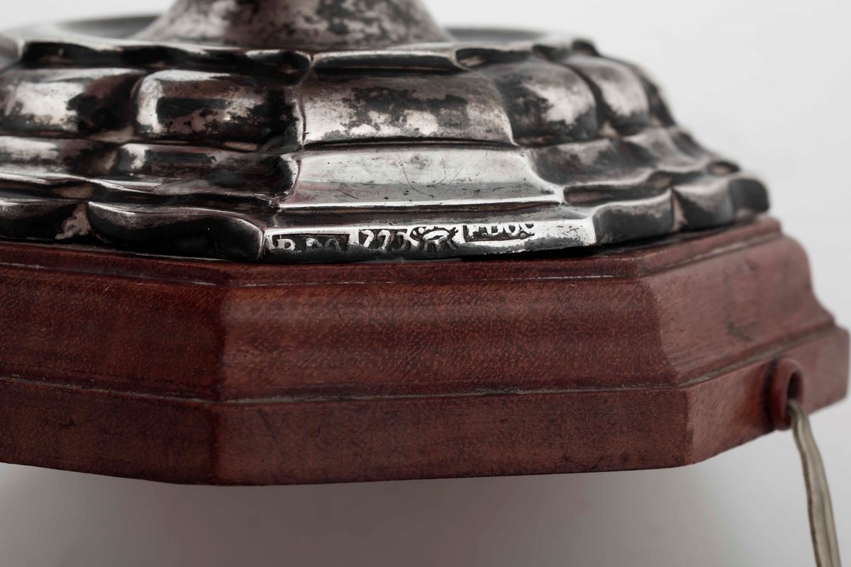 Coppia di Candelieri. Argento Fuso e Sbalzato. Argenteria della Seconda Metà del XVIII Secolo