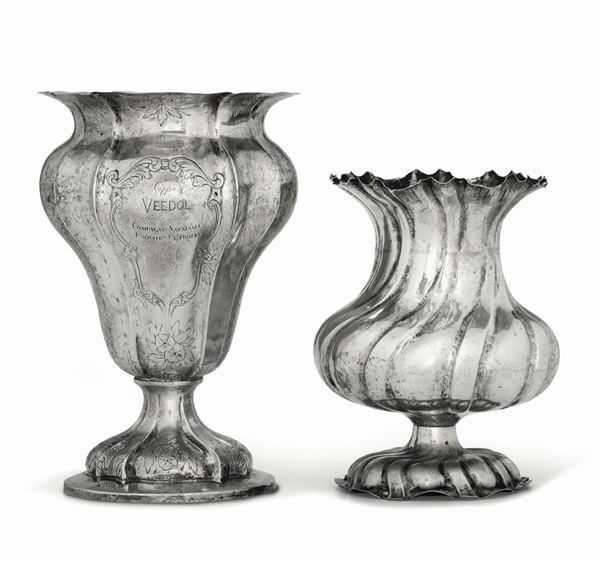 Due vasi in argento sbalzato e cesellato. Argenteria italiana del XX secolo