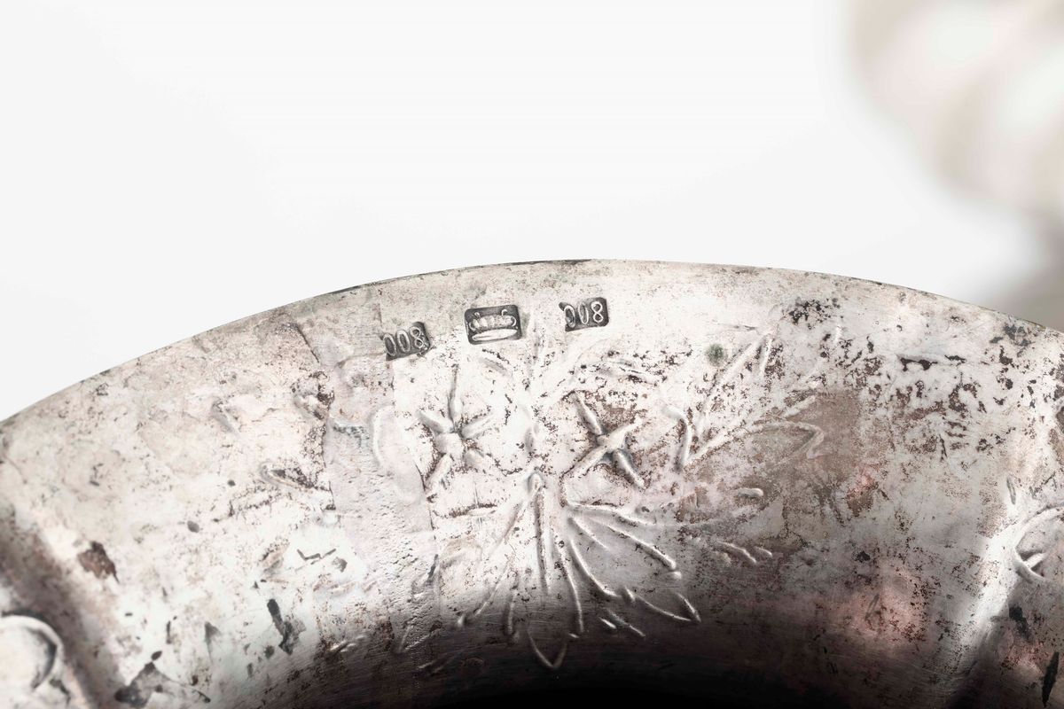 Due Vasi in Argento Sbalzato e Cesellato. Argenteria Italiana del XX Secolo