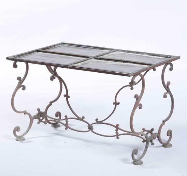 Tavolo con struttura in metallo