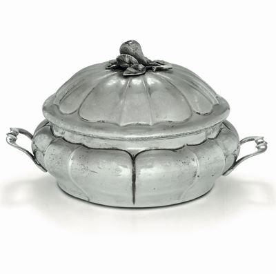 Zuppiera con Coperchio. Argento Fuso e Cesellato. Argenteria Artistica Italiana del XX Secolo