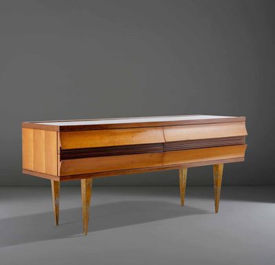 Cassettiera con Struttura in Legno e Supporti in Ottone.