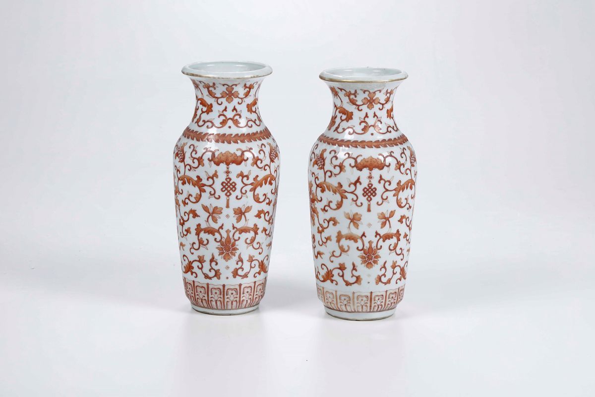 Coppia di Vasi in Porcellana a Decori Arancioni, Cina