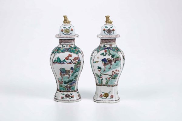 Coppia di vasi in porcellana con coperchi, Cina
