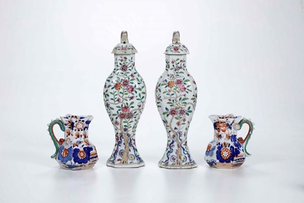 Coppia di vasi e coppia di brocchette in porcellana, Cina