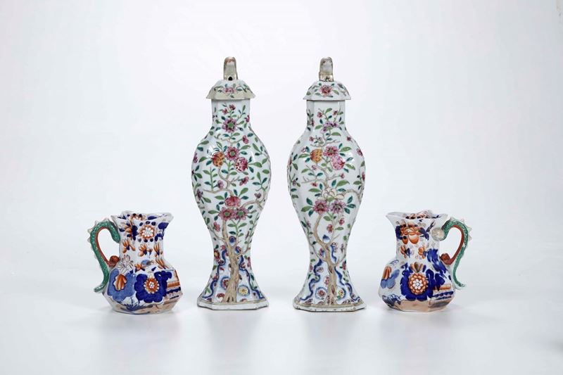 Coppia di vasi e coppia di brocchette in porcellana, Cina  - Auction Furnishings from Italian Villas | Cambi Time - Cambi Casa d'Aste