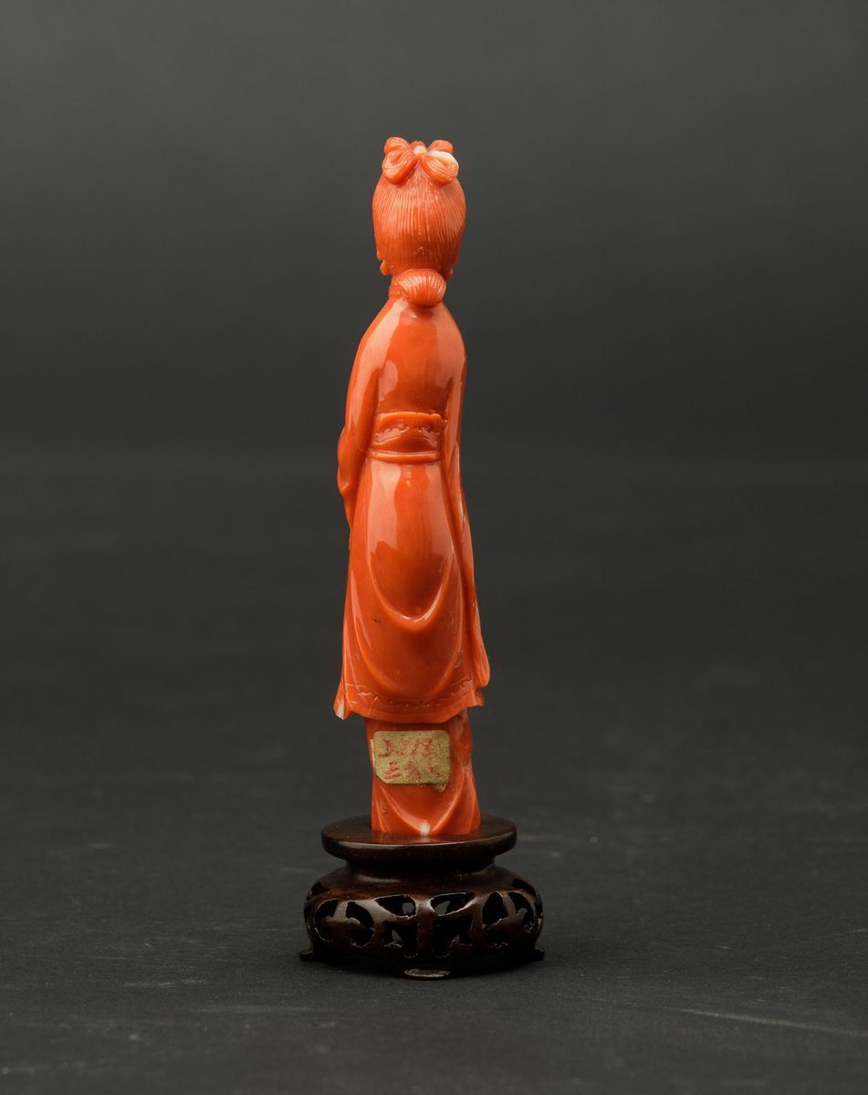 Figura di Fanciulla Stante Scolpita in Corallo, Cina, Inizi XX Secolo