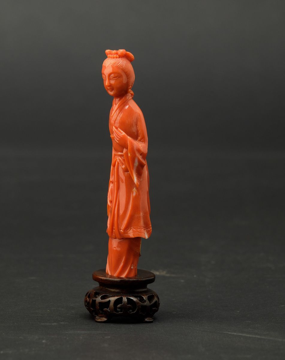 Figura di Fanciulla Stante Scolpita in Corallo, Cina, Inizi XX Secolo