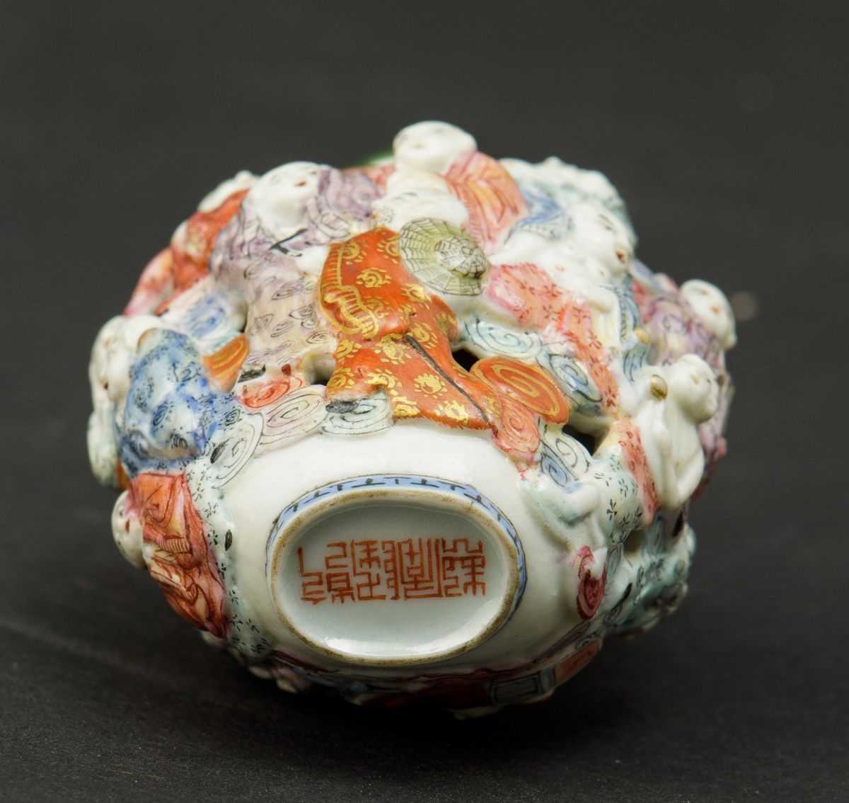 Snuff Bottle in Porcellana con Decoro di Personaggi a Traforo e a Rilievo, Cina, Dinastia Qing, X...