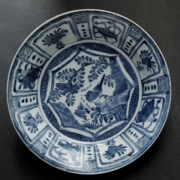 Piatto in porcellana bianca e blu con uccellino tra i rami e soggetti naturalistici entro riserve, Cina, Dinastia Qing, epoca Shunzhi (1644-1661)