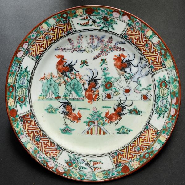 Lotto composto da due piatti in porcellana raffiguranti scena di vita comune e paesaggio con galli, Cina, XX secolo