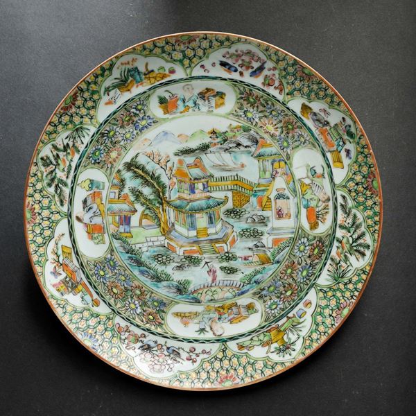 Piatto in porcellana Famiglia Verde con paesaggio e personaggi e soggetti naturalistici entro riserve, Cina, Dinastia Qing, XIX secolo
