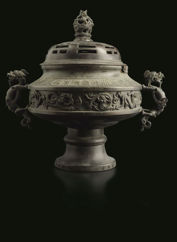 Raro incensiere in bronzo con coperchio, anse a foggia di draghetto e fascia con motivi a rilievo, Cina, Dinastia Qing, epoca Qianlong (1736-1796)