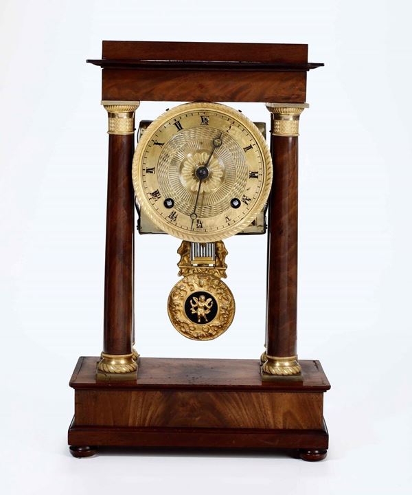 Pendola da tavolo a tempietto con cassa in mogano, XIX secolo