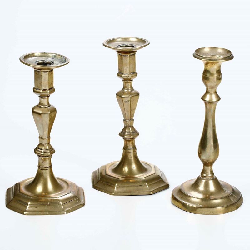 Lotto di tre candelieri in bronzo dorato, XVIII - XIX secolo  - Asta Antiquariato Ottobre | Cambi Time - Cambi Casa d'Aste