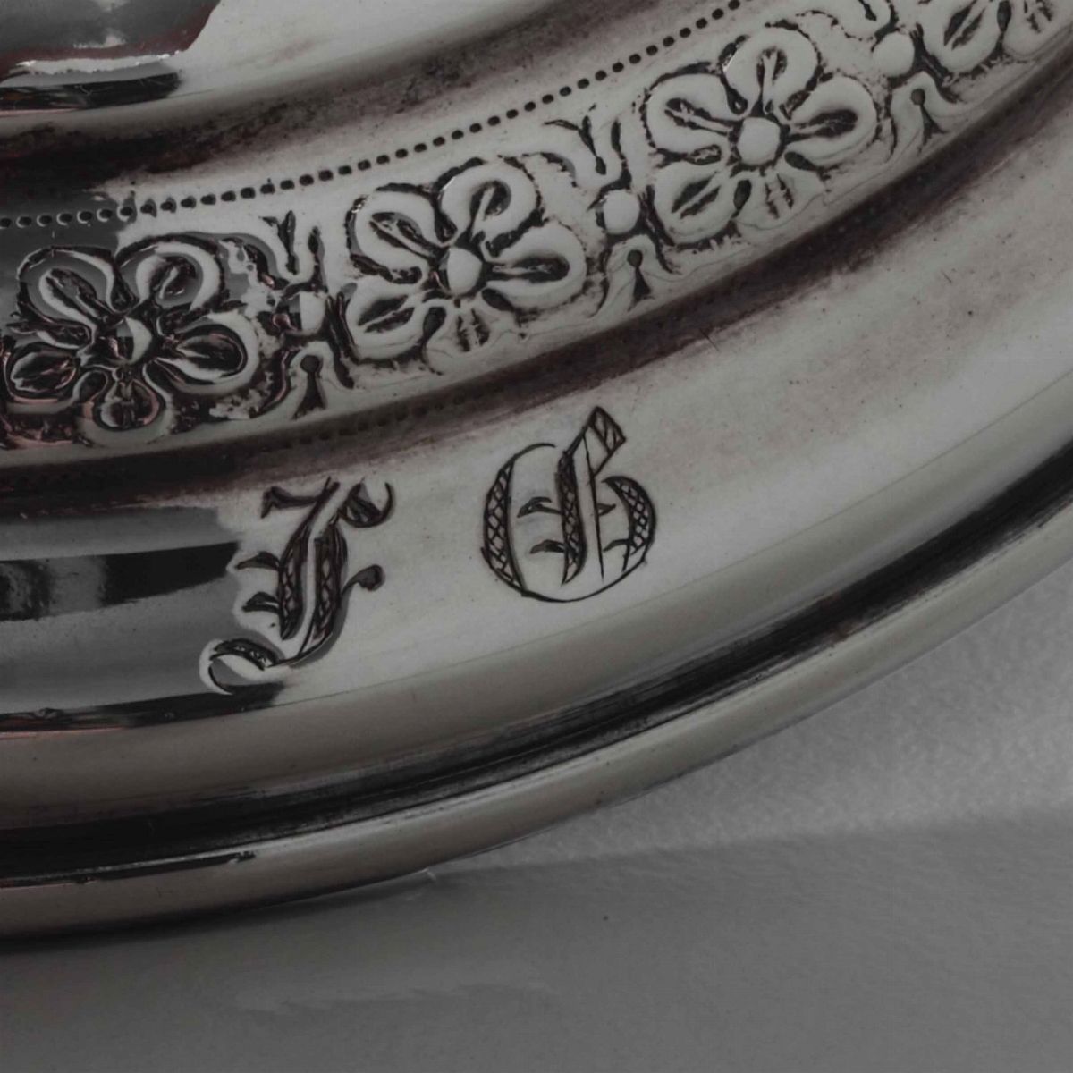 Coppia di Candelieri Argento Fuso, Sagomato e Cesellato Vienna 1834 Marchio Dell’ Argentiere a W ...