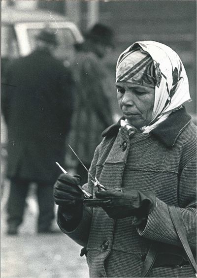 Uliano Lucas (1942)al Mercato di Bruxelles, i Coltelli