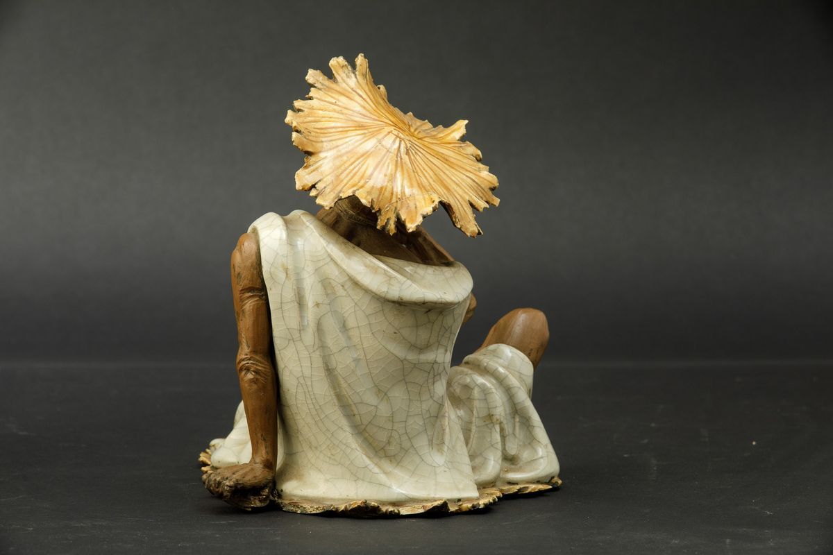 Figura di Anziano Fumatore in Porcellana, Cina, Giappone, Periodo Meiji (1868-1912)