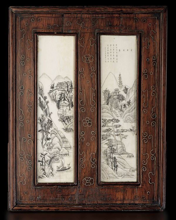 Cornice in legno contenente coppia di placche finemente scolpite in avorio con raffigurazioni di paesaggi e poesia al retro, Cina, Dinastia Qing, XIX secolo